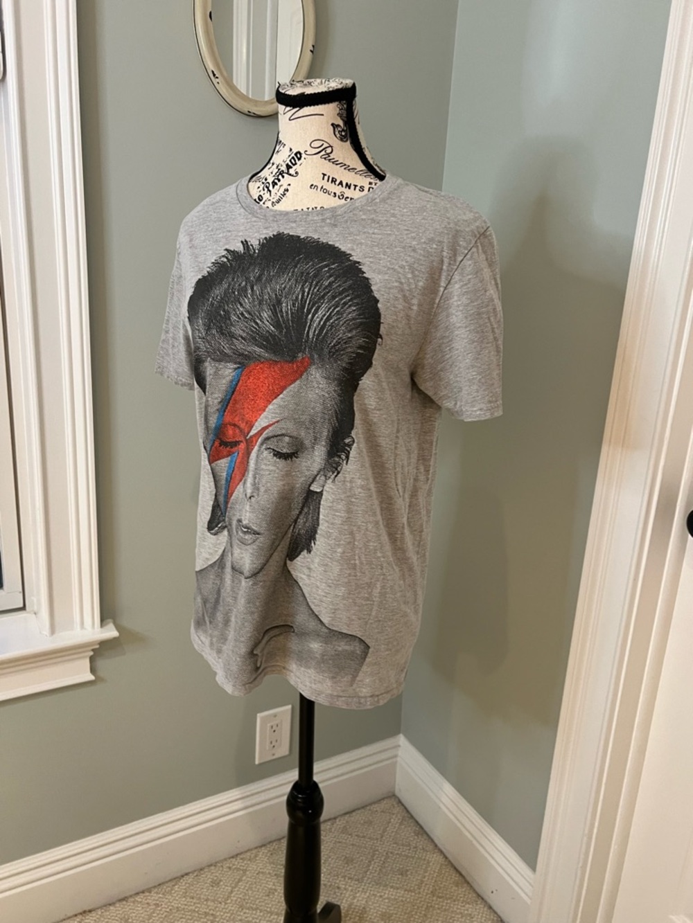 David Bowie "Aladdin Sane" crewneck t-shirt | Size S | Gray | Unisex | Like New - Picture 6 of 8